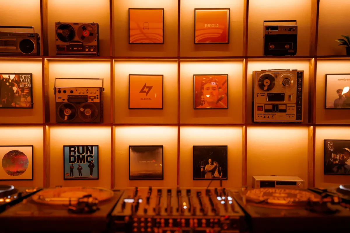 DJ-Wall